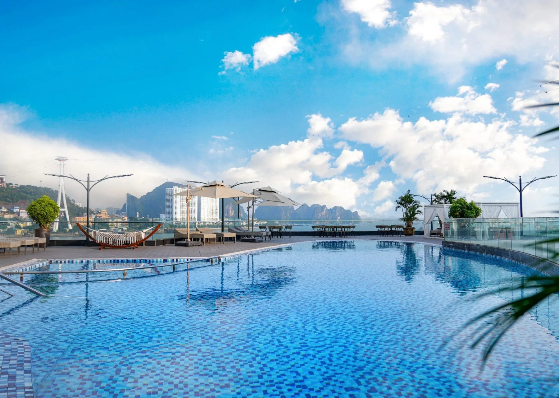 Wyndham Legend Halong swimming pool