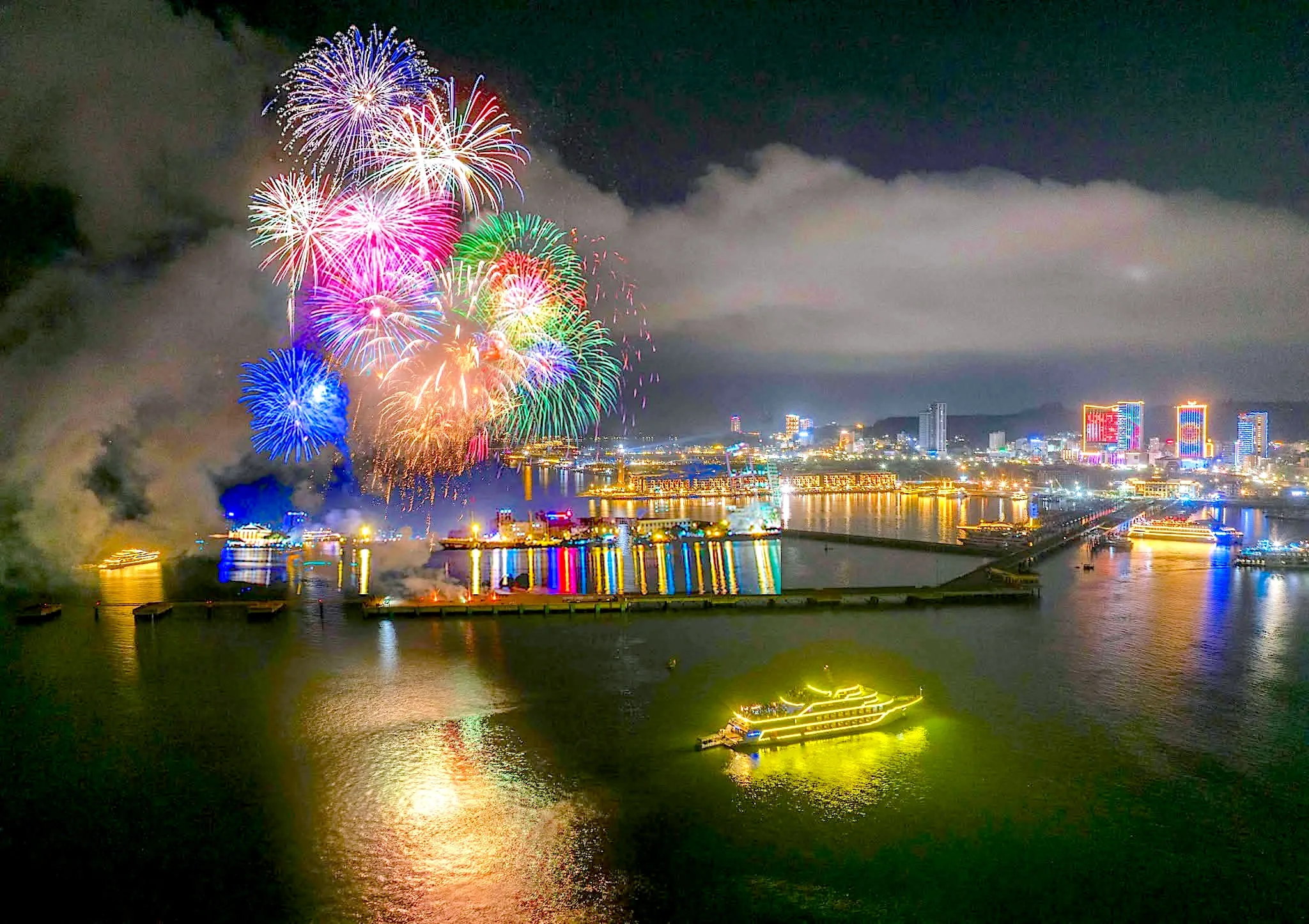 Firework over Halong bay