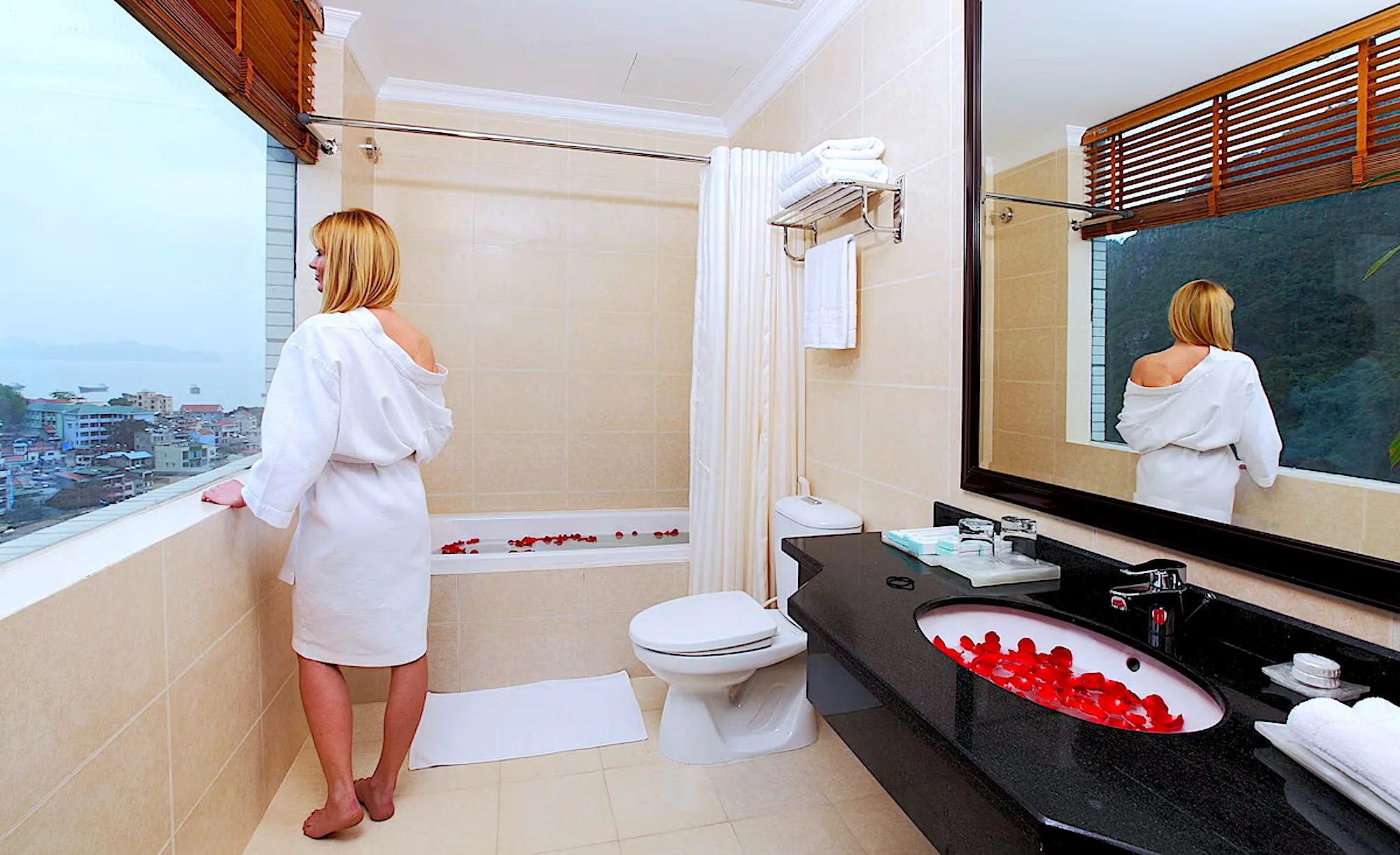 Halong DC Hotel bathroom